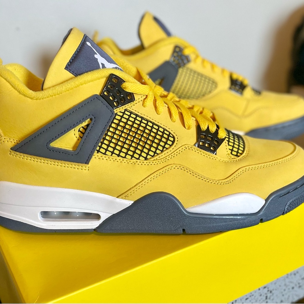 Mens. Air Jordan Retro 4s, lightenings, never been worn, mint Condition, - Picture 4 of 13